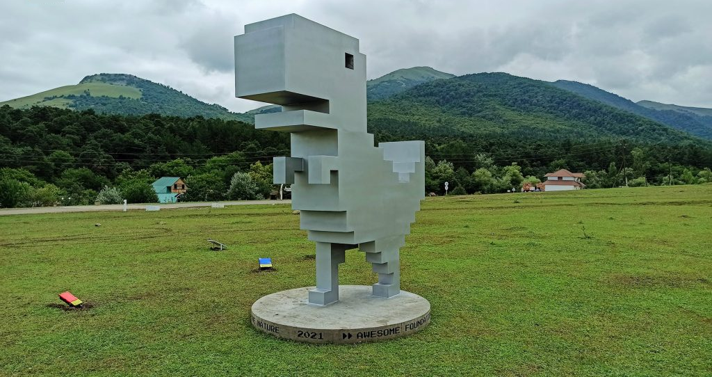 อนุสาวรีย์ Chrome Dinosaur ใน Gyulagarak, อาร์เมเนีย -- รูปปั้นคอนกรีตขนาดเท่าของจริงของ T-Rex แบบพิกเซล